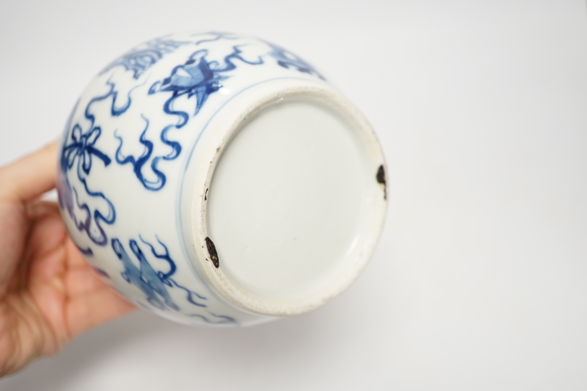 A late 19th century Chinese blue and white double gourd vase and cover 26cm high